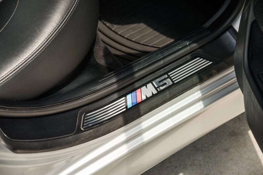 Логотип BMW M5 (E39) 2003 года  (фото 67 из 148)